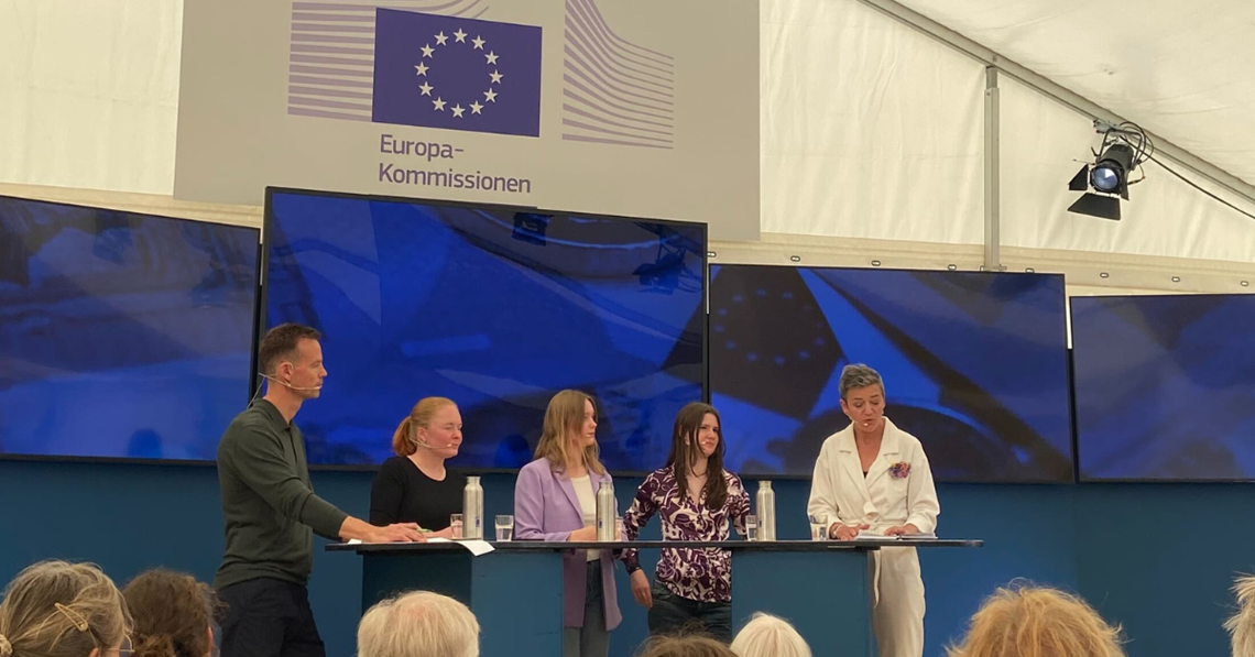 Folkemøddet Bornholm: Digitalt indfødte i dialog med EUs tech-dronning. Deltagere: Maria Ladegaard, Medlem af Forretningsudvalget, DUF Pippi Lester Hyldested, Styrelsesmedlem DUF og kodepirat, Coding Pirates Jacob Rosenkrands, Journalist og ordstyrer, DR Margrethe Vestager, Næstformand i Europa-Kommissionen, Europa-Kommissionen Natali Arent Eiriksson, Rådsmedlem, Dataetisk Ungeråd